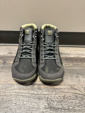 Men’s size 11.5 Viktos Overbeach ATV mid